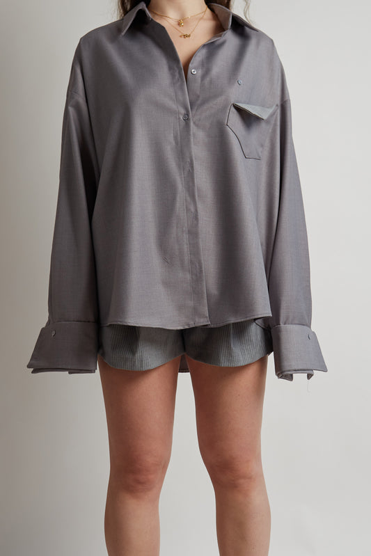 Oversized grijs overhemd met dubbele manchetten