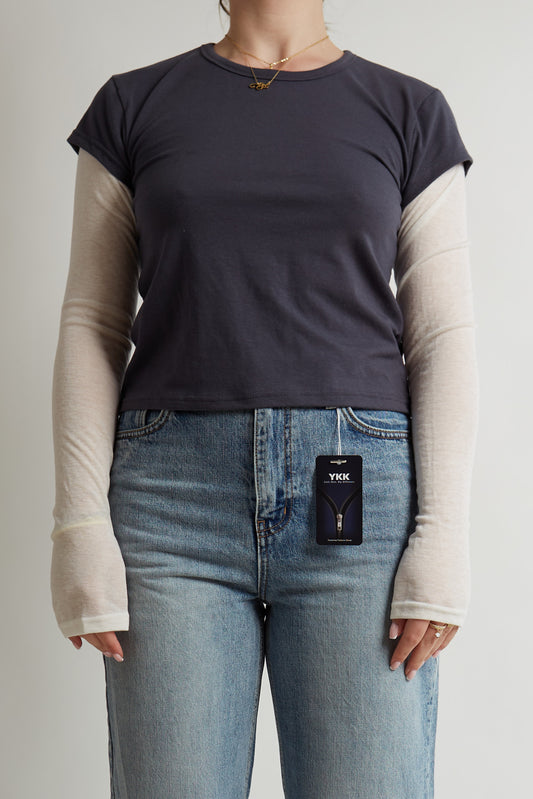 Gelaagd houtskool en semi-transparant overhemd