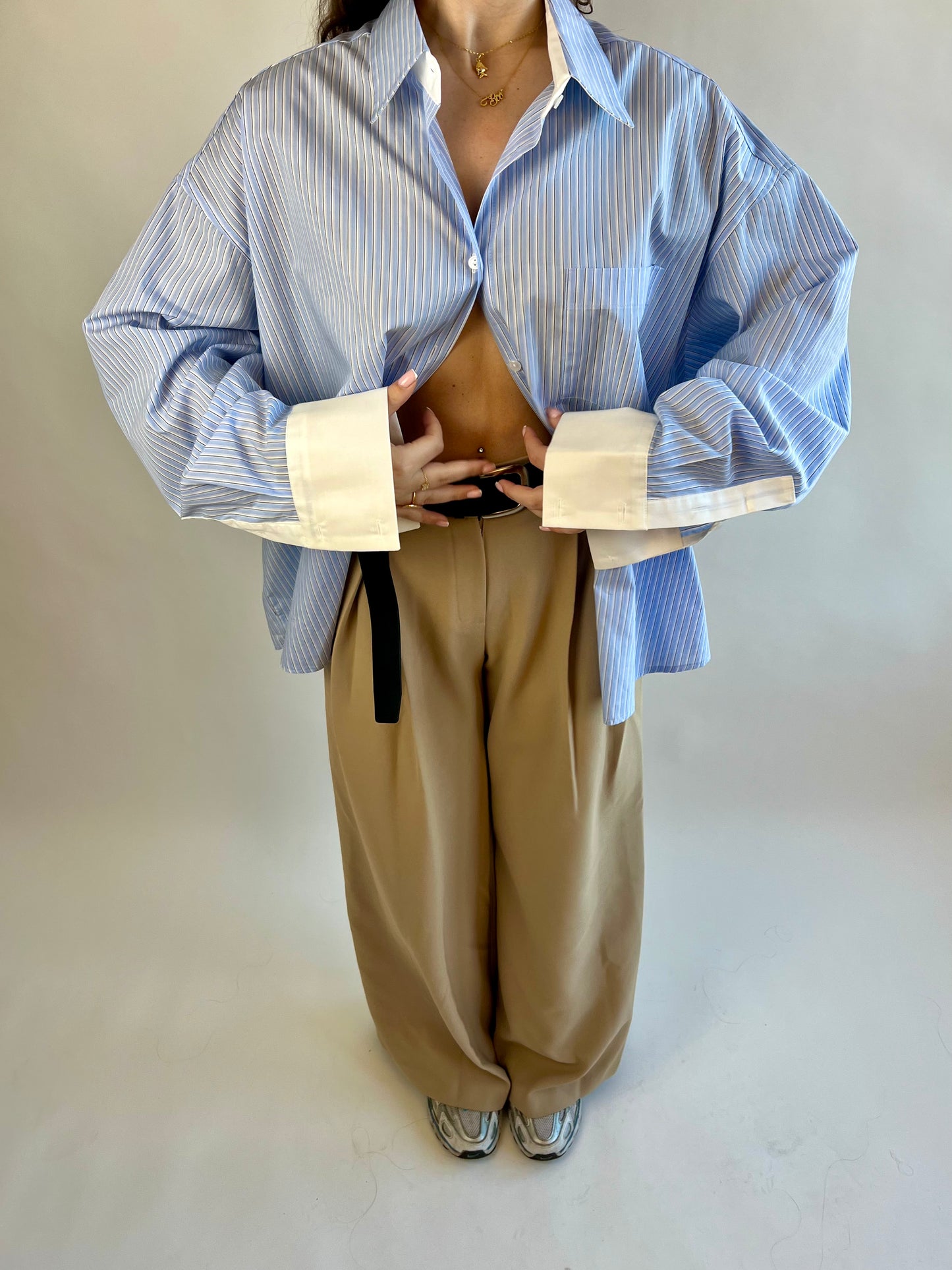 Chemise oversize à rayures bleues et manches contrastées