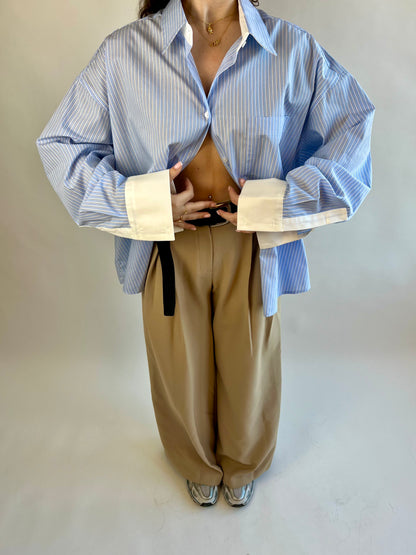 Chemise oversize à rayures bleues et manches contrastées