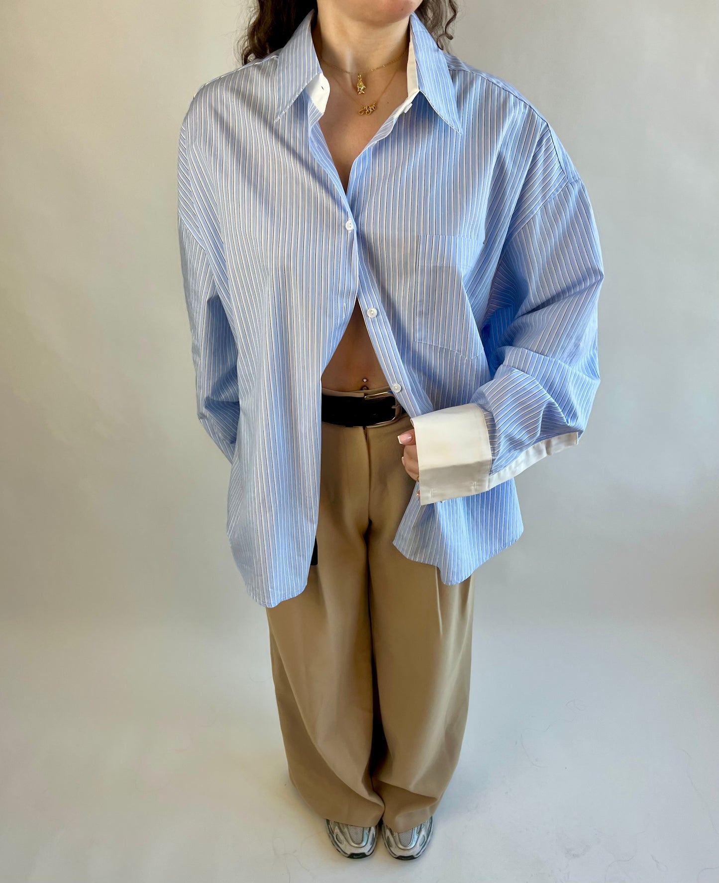 Chemise oversize à rayures bleues et manches contrastées