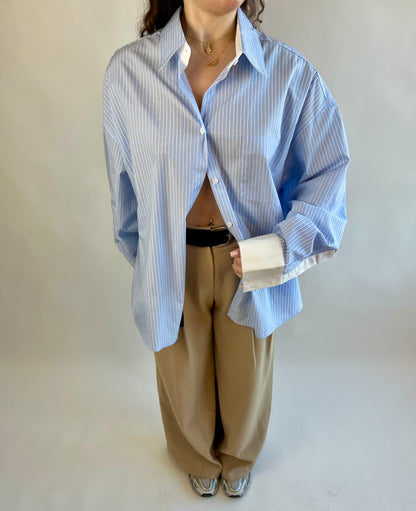 Chemise oversize à rayures bleues et manches contrastées