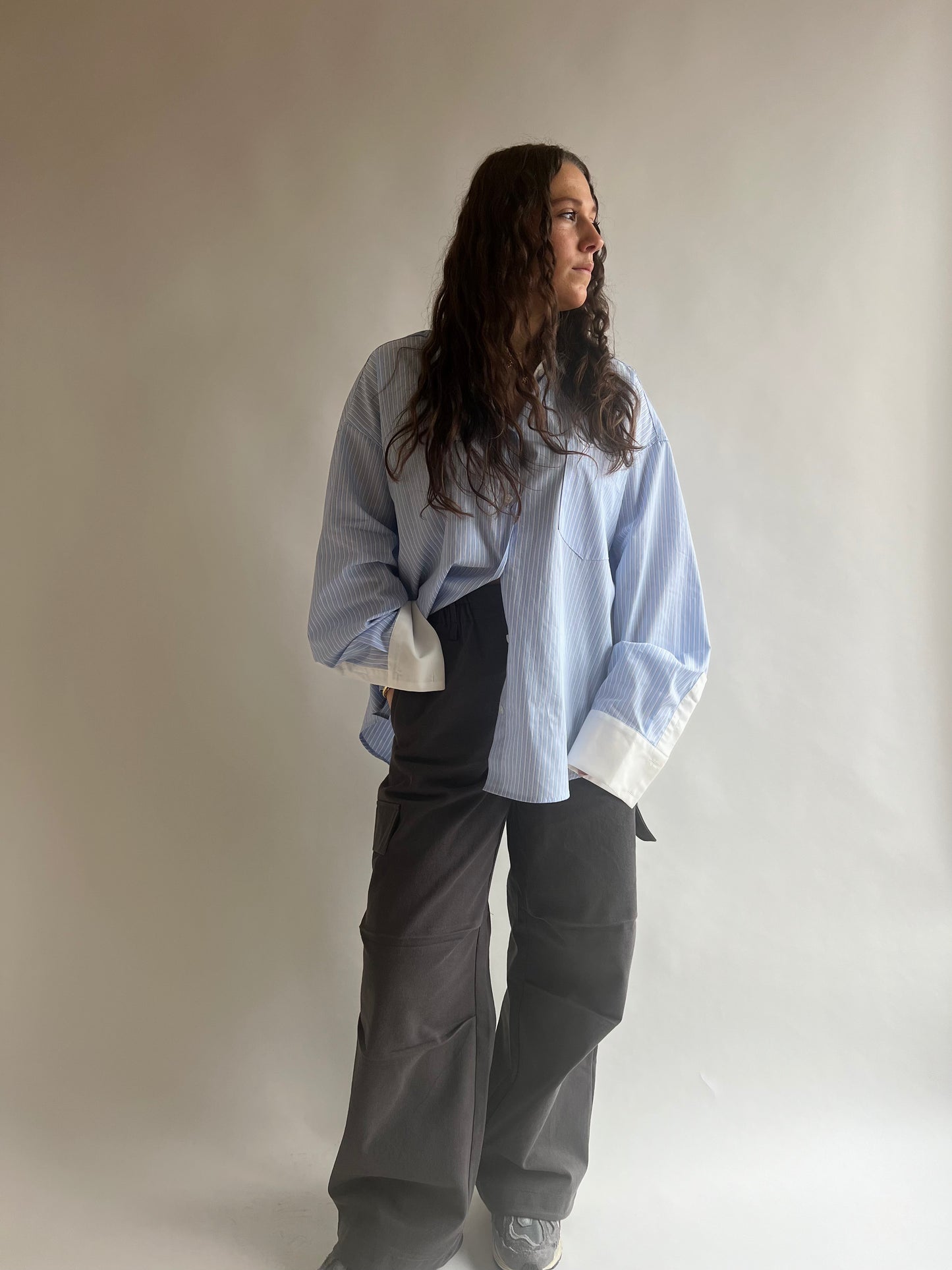 Chemise oversize à rayures bleues et manches contrastées