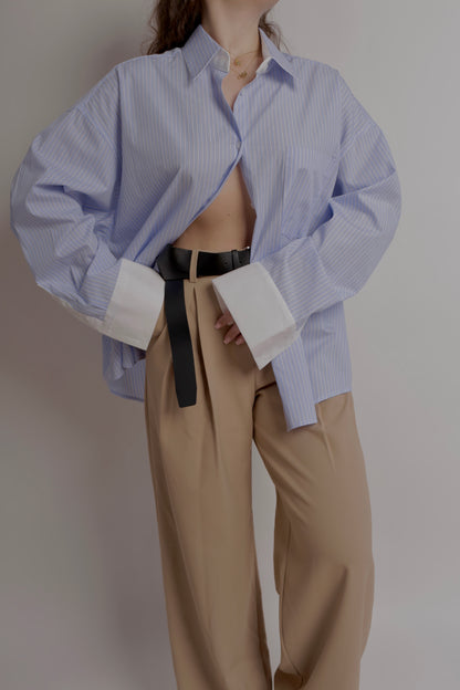 Chemise oversize à rayures bleues et manches contrastées
